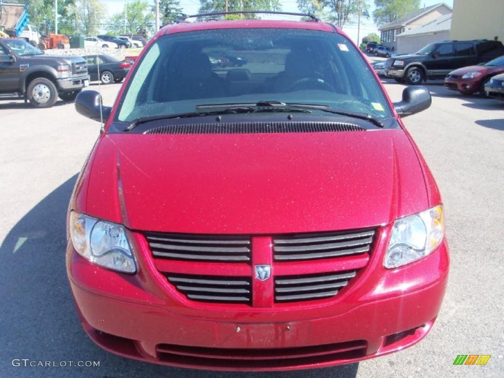 2005 Grand Caravan SE - Inferno Red Crystal Pearl / Medium Slate Gray photo #11