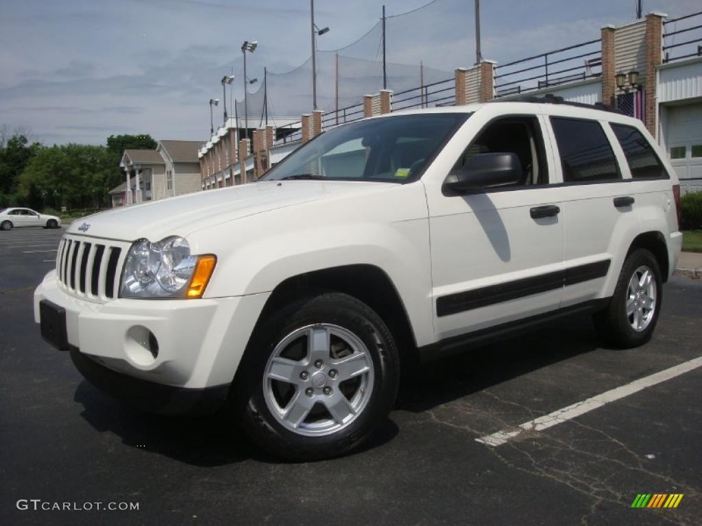 2006 Grand Cherokee Laredo 4x4 - Stone White / Medium Slate Gray photo #1