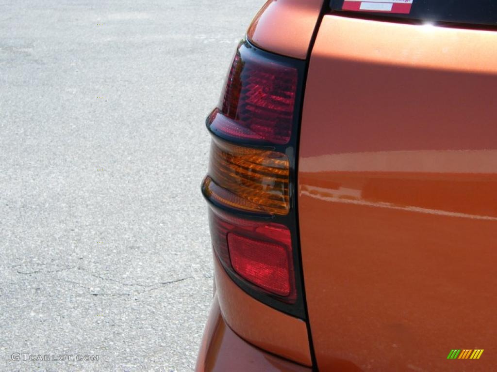 2004 Vibe  - Fusion Orange Metallic / Graphite photo #10