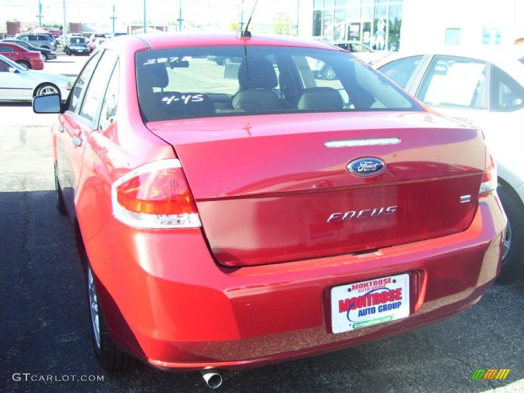 2010 Focus SE Sedan - Sangria Red Metallic / Medium Stone photo #4