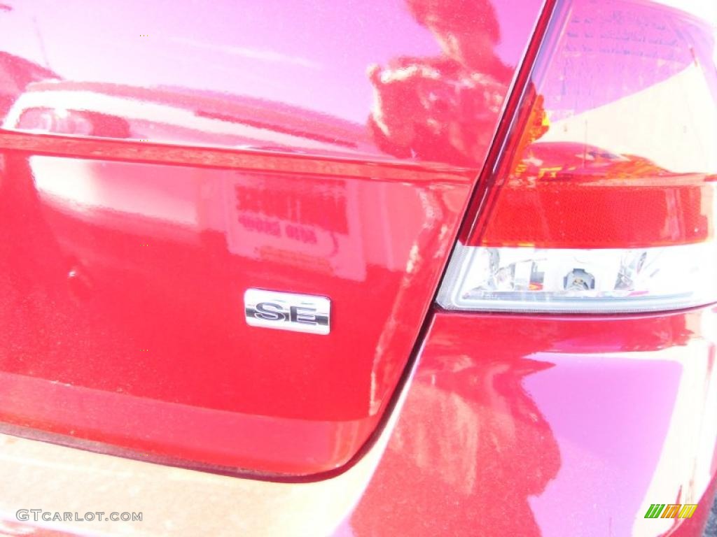2010 Focus SE Sedan - Sangria Red Metallic / Medium Stone photo #6