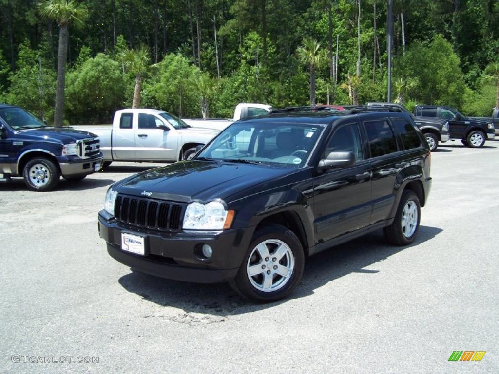 2005 Grand Cherokee Laredo - Brilliant Black Crystal Pearl / Medium Slate Gray photo #1