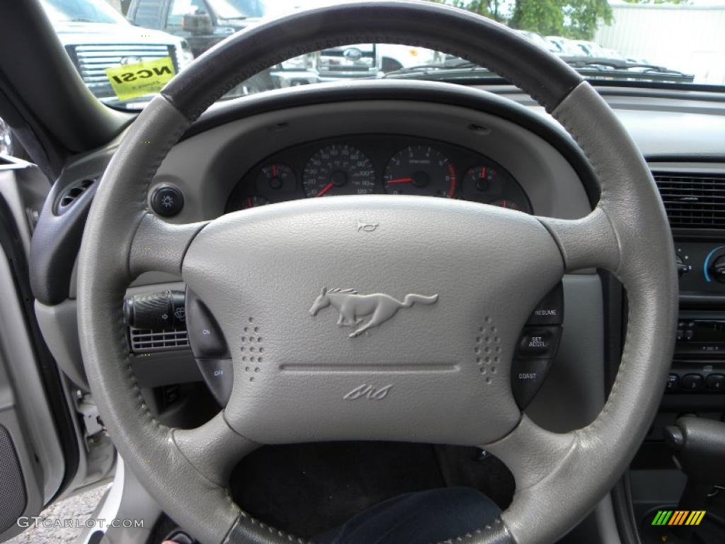 2003 Mustang V6 Coupe - Oxford White / Medium Graphite photo #12