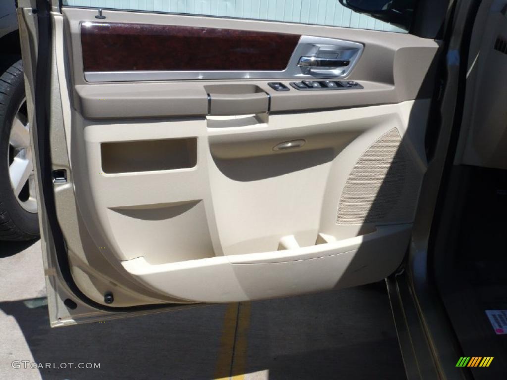2010 Town & Country Touring - Light Sandstone Metallic / Medium Pebble Beige/Cream photo #18