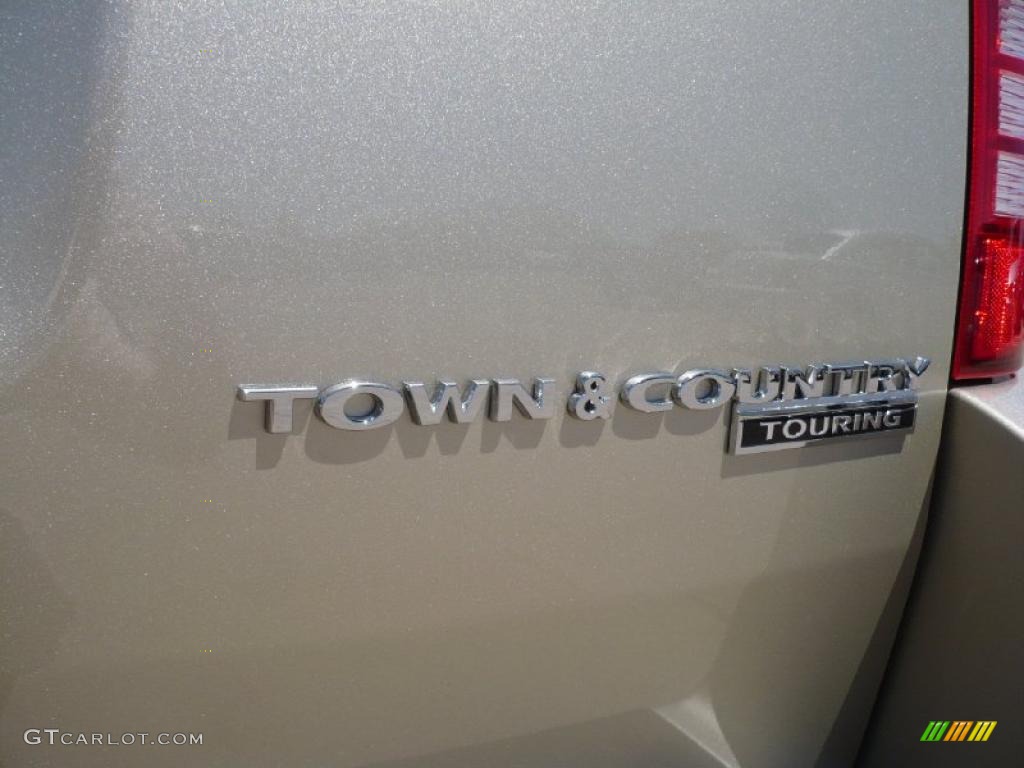 2010 Town & Country Touring - Light Sandstone Metallic / Medium Pebble Beige/Cream photo #23