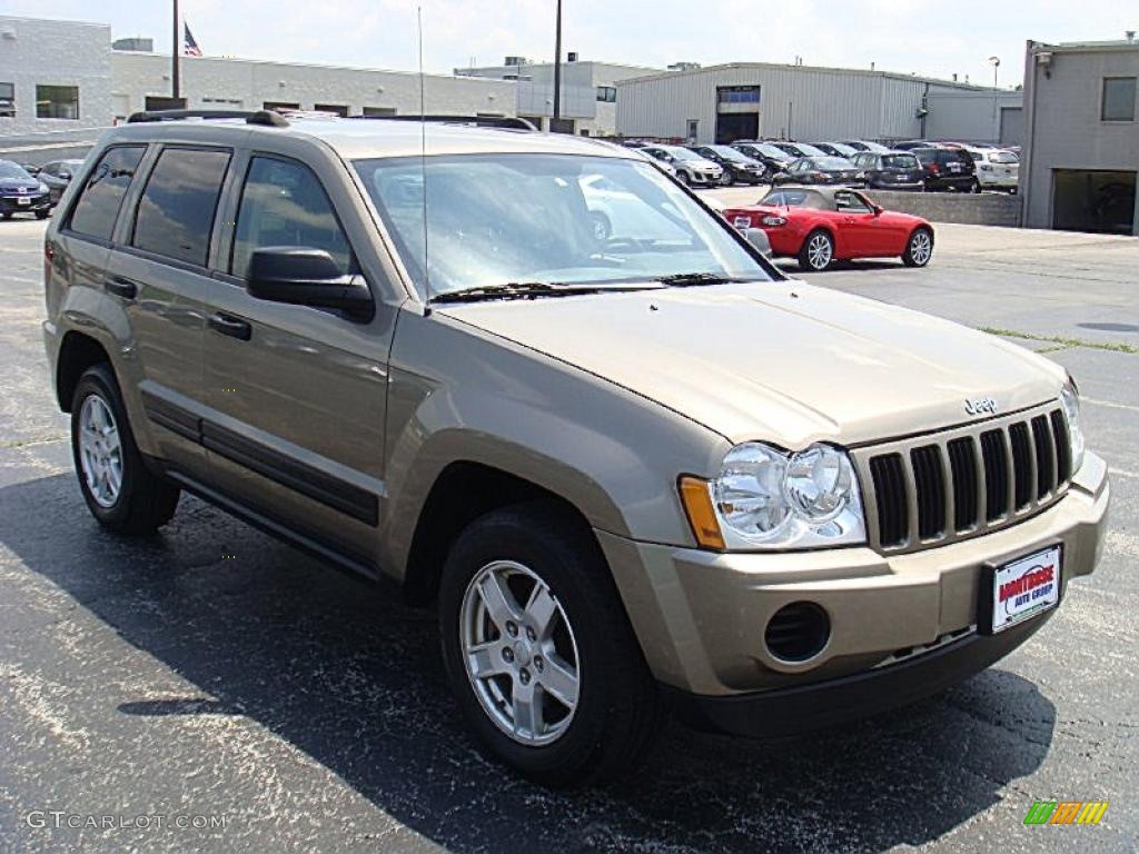 2005 Grand Cherokee Laredo 4x4 - Light Khaki Metallic / Khaki photo #4