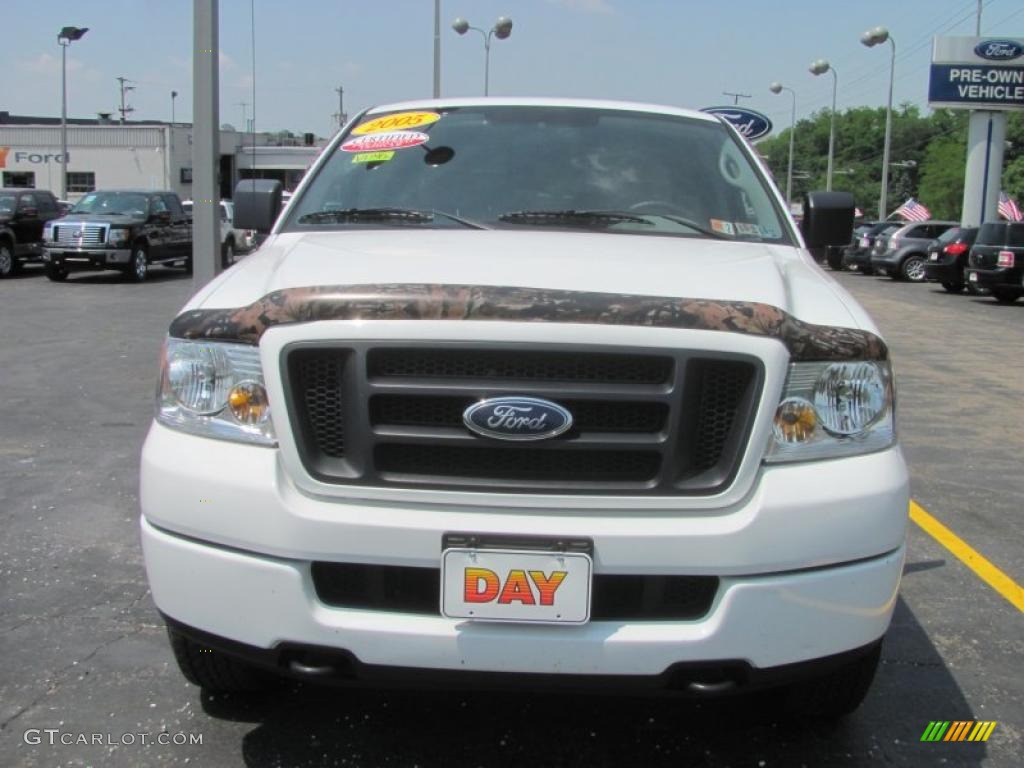 2005 F150 STX SuperCab 4x4 - Oxford White / Medium Flint Grey photo #3