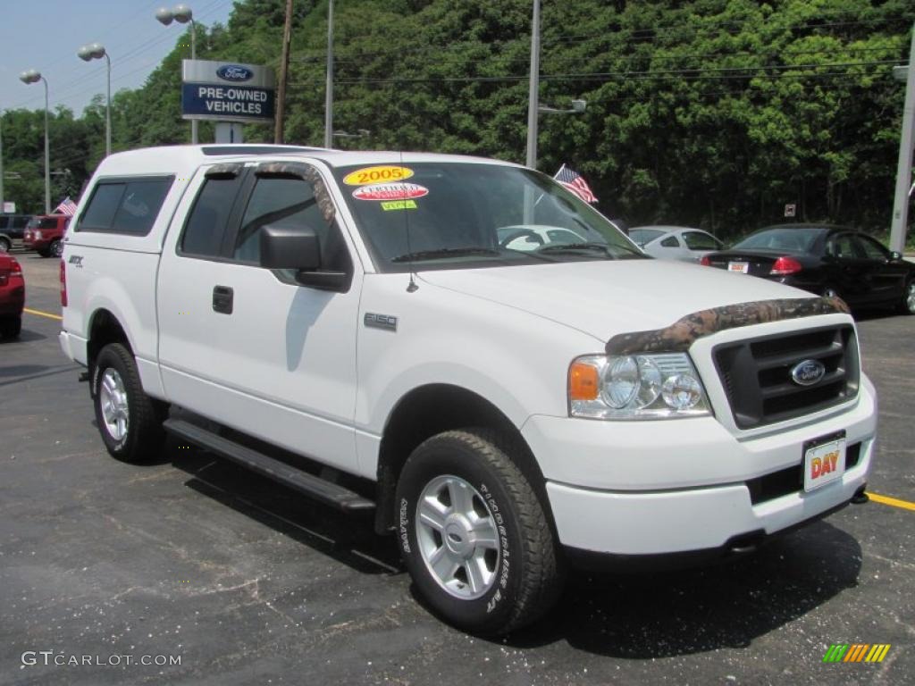 2005 F150 STX SuperCab 4x4 - Oxford White / Medium Flint Grey photo #4