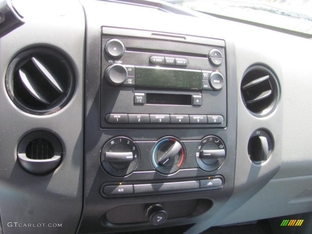 2005 F150 STX SuperCab 4x4 - Oxford White / Medium Flint Grey photo #13