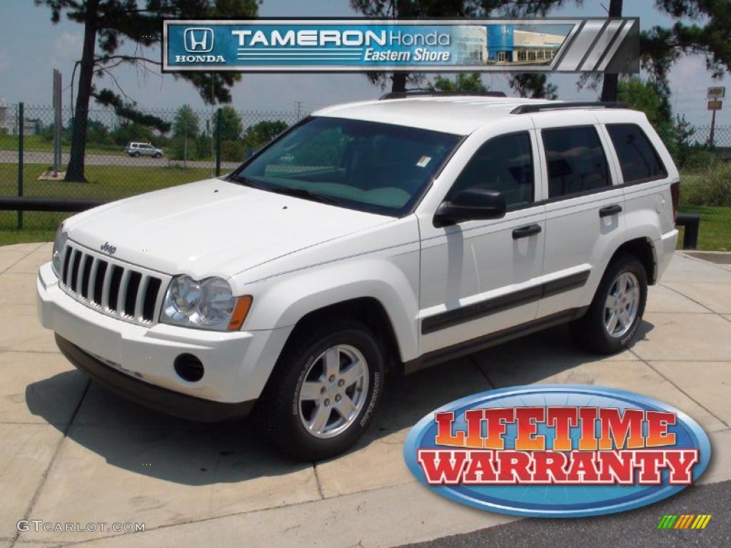 2005 Grand Cherokee Laredo 4x4 - Stone White / Khaki photo #1
