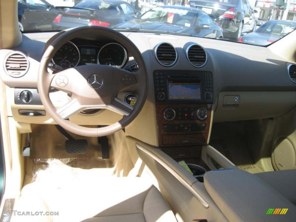 2009 ML 320 BlueTec 4Matic - Jade Green Metallic / Cashmere photo #26