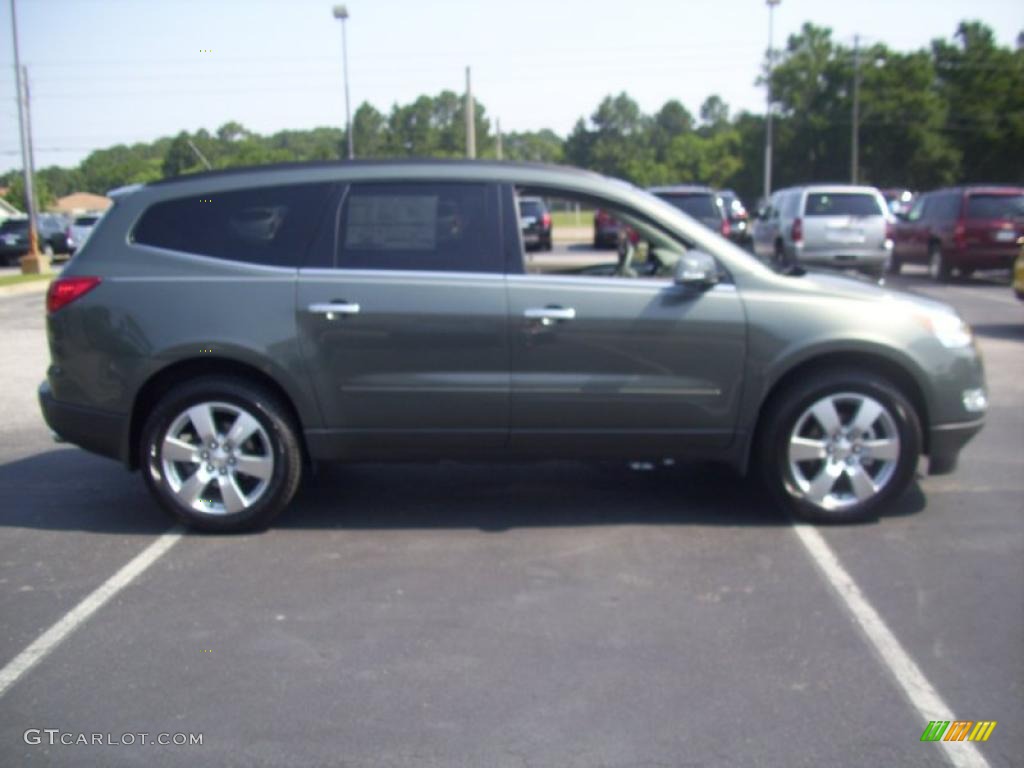 2010 Traverse LT - Cyber Gray Metallic / Dark Gray/Light Gray photo #1