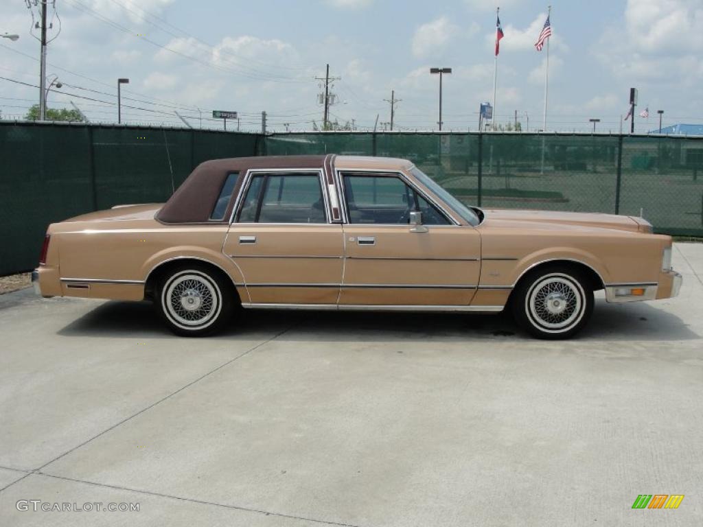 Sand Beige Metallic 1985 Lincoln Town Car Standard Town Car Model Exterior Photo #30761411