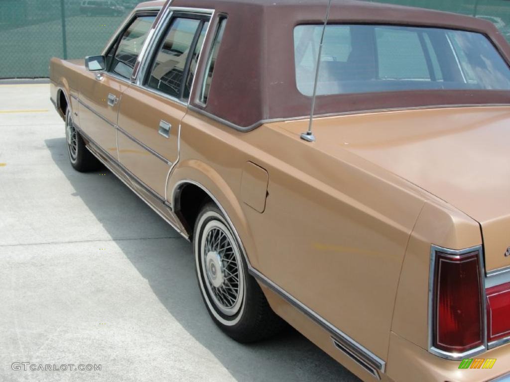 Sand Beige Metallic 1985 Lincoln Town Car Standard Town Car Model Exterior Photo #30761456