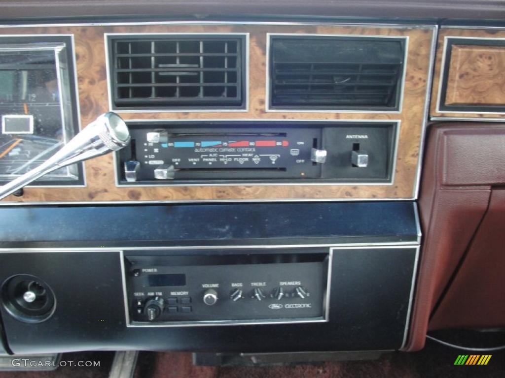 1985 Lincoln Town Car Standard Town Car Model Controls Photo #30761915