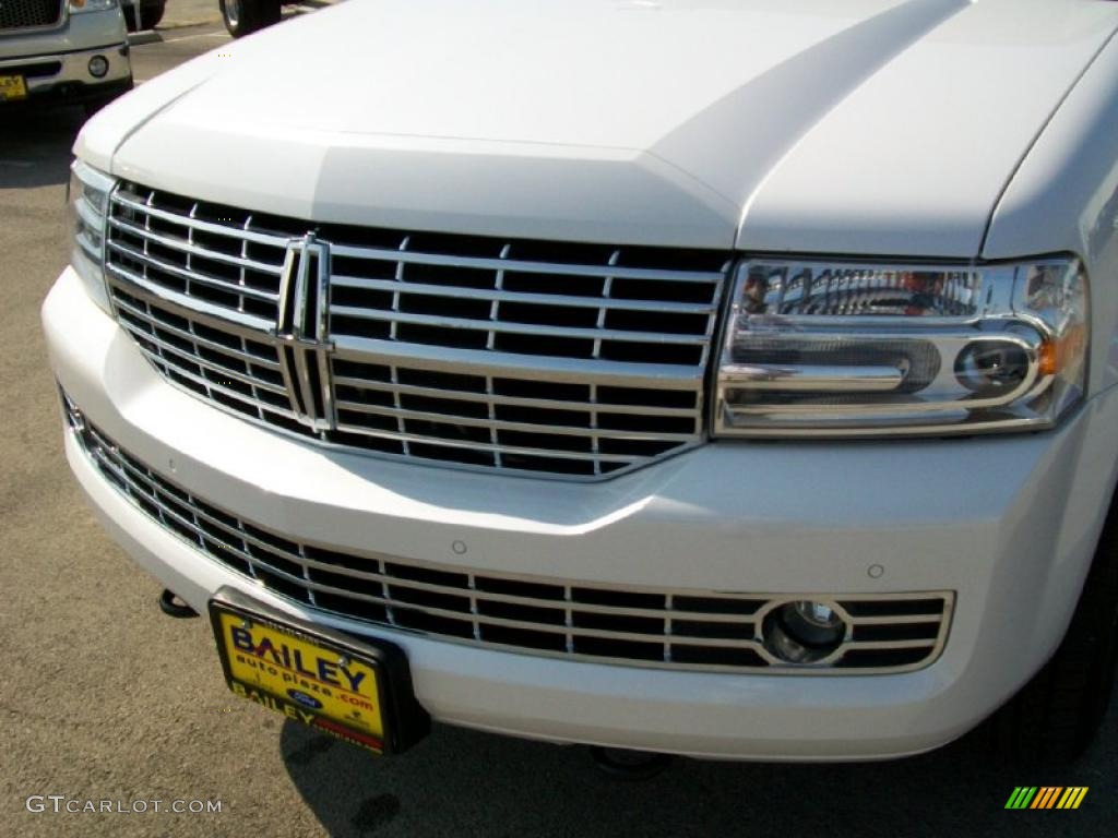 White Platinum Tri-Coat Lincoln Navigator