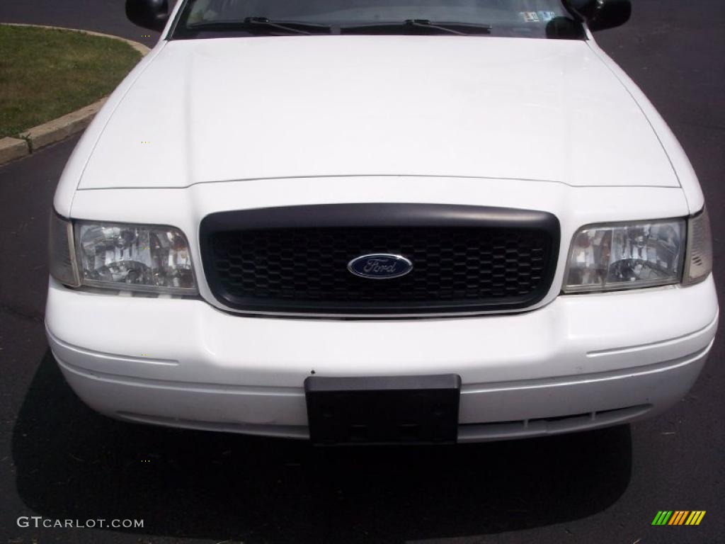 2003 Crown Victoria Police Interceptor - Vibrant White / Medium Parchment photo #25