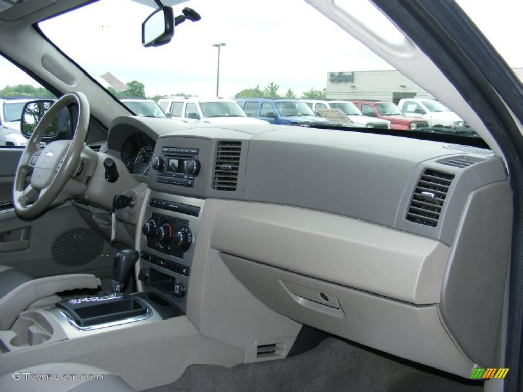 2007 Grand Cherokee Laredo 4x4 - Light Graystone Pearl / Khaki photo #18