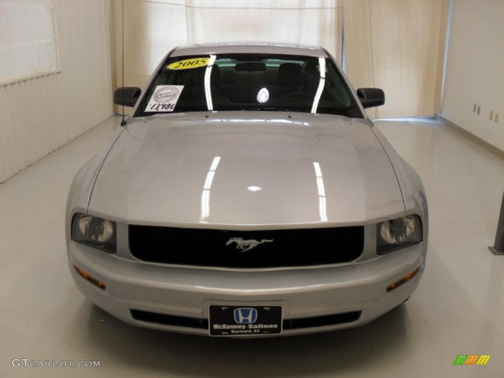2005 Mustang V6 Deluxe Coupe - Satin Silver Metallic / Light Graphite photo #6