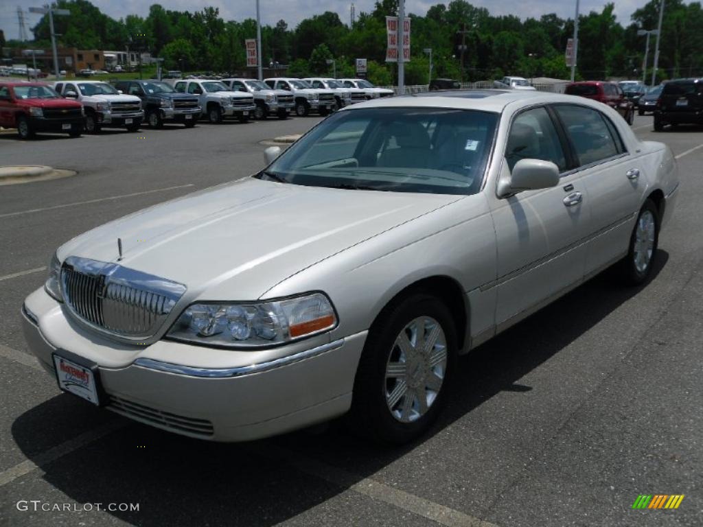 2004 Town Car Ultimate - Ceramic White Tri-Coat / Dark Stone/Medium Light Stone photo #1