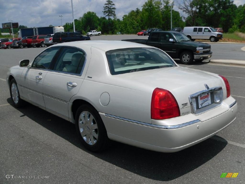 2004 Town Car Ultimate - Ceramic White Tri-Coat / Dark Stone/Medium Light Stone photo #2