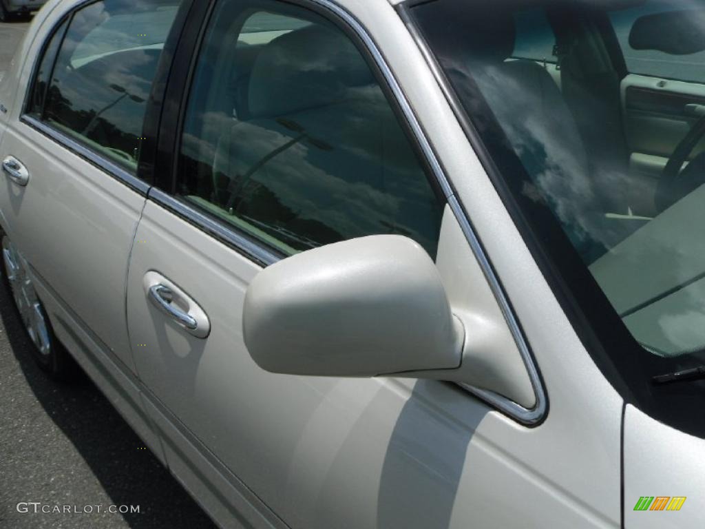 2004 Town Car Ultimate - Ceramic White Tri-Coat / Dark Stone/Medium Light Stone photo #23