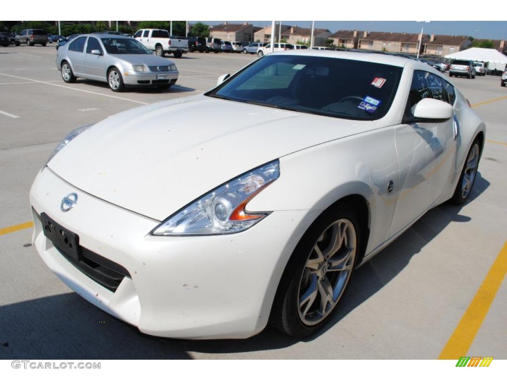 Pearl White Nissan 370Z