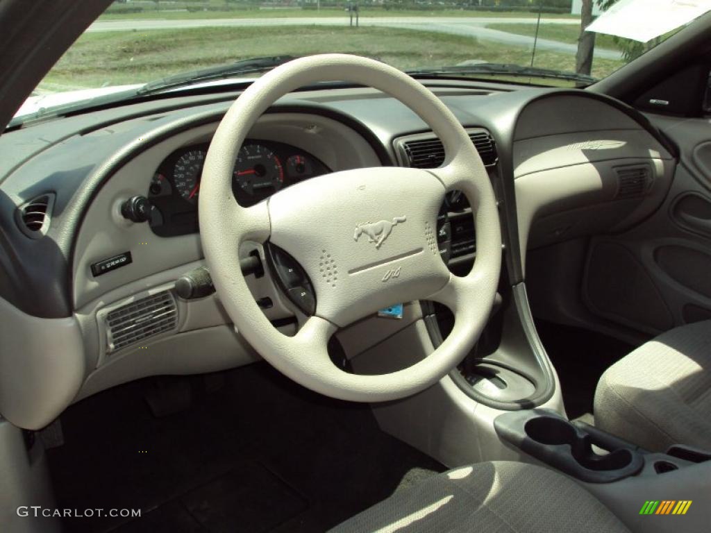 2000 Mustang V6 Coupe - Crystal White / Medium Graphite photo #6