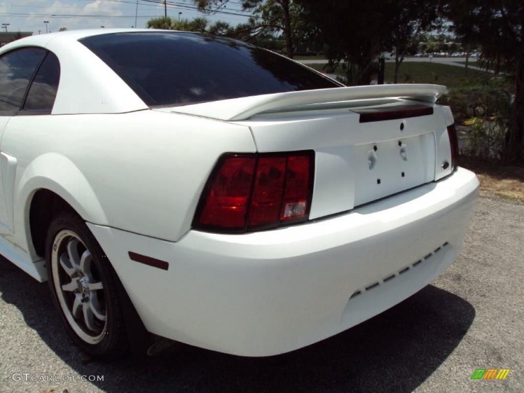 2000 Mustang V6 Coupe - Crystal White / Medium Graphite photo #7