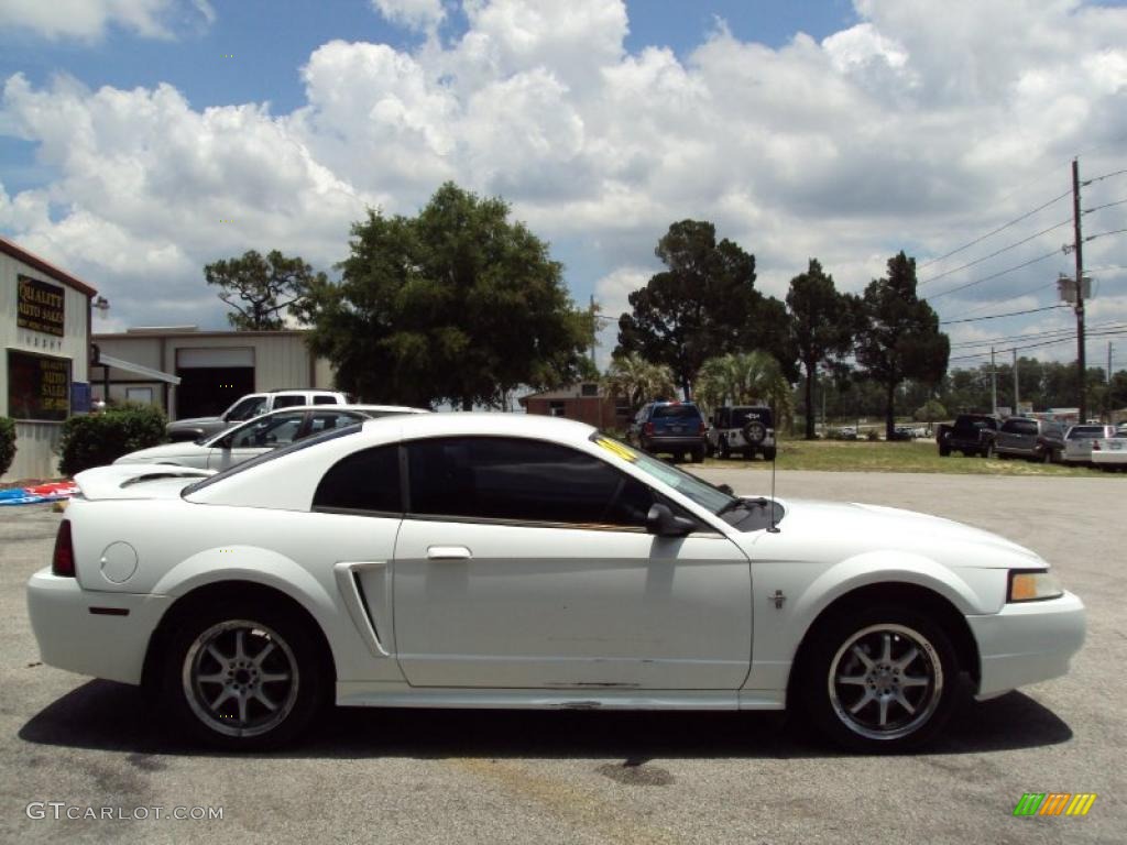 2000 Mustang V6 Coupe - Crystal White / Medium Graphite photo #9