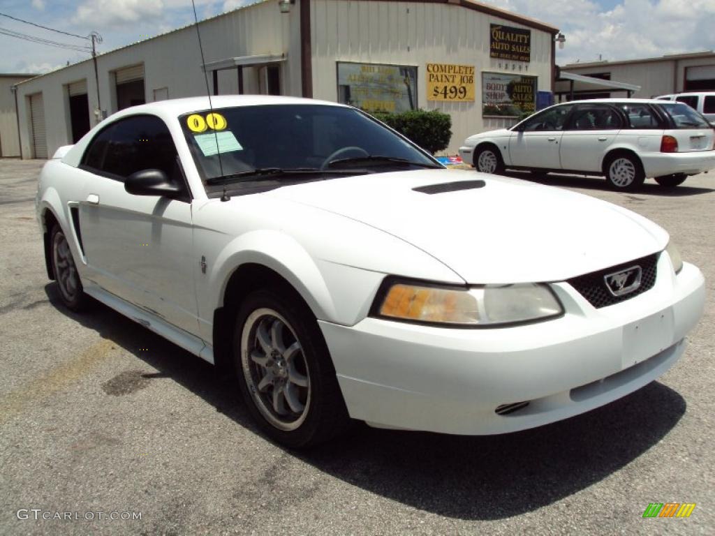 2000 Mustang V6 Coupe - Crystal White / Medium Graphite photo #10