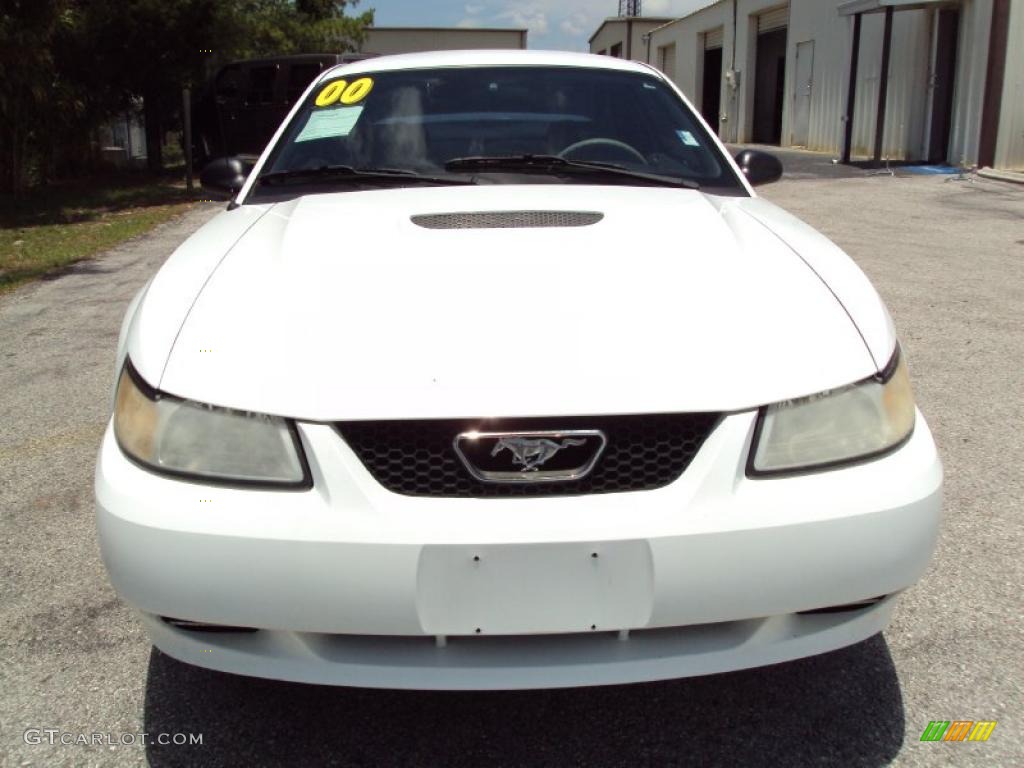 2000 Mustang V6 Coupe - Crystal White / Medium Graphite photo #12