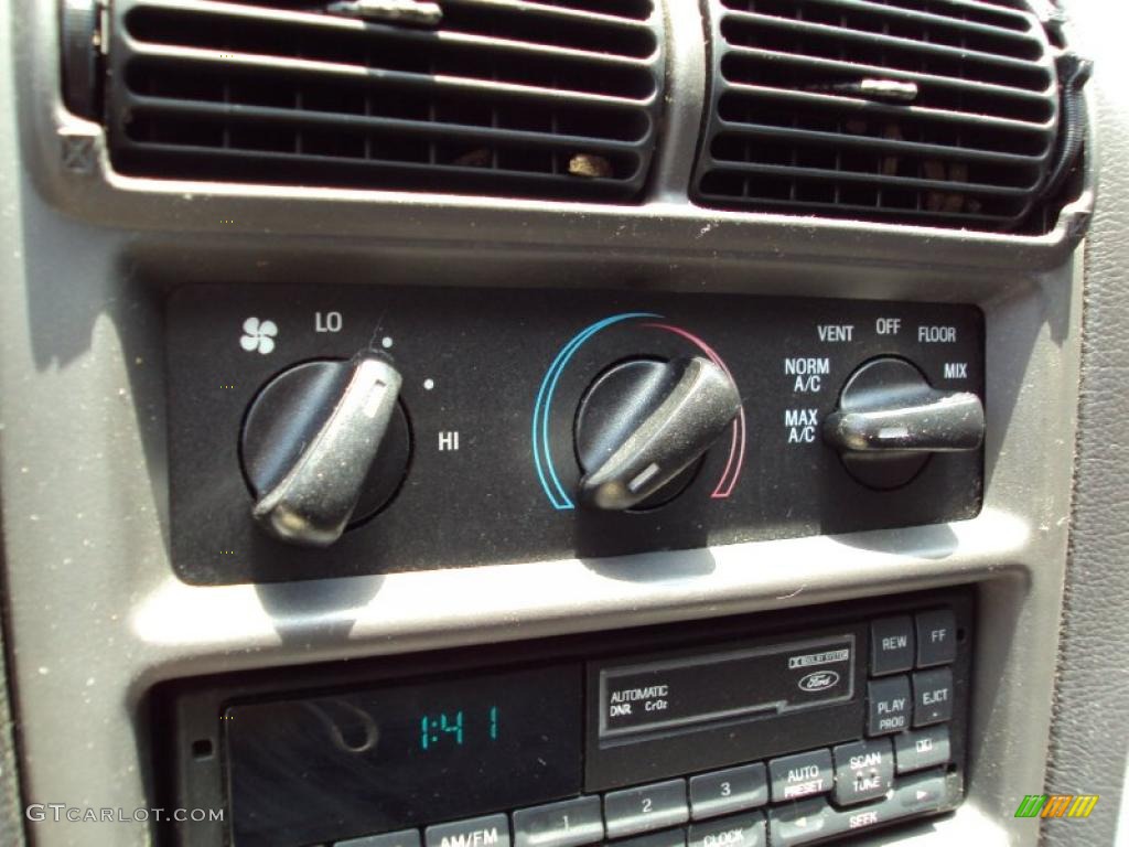 2000 Mustang V6 Coupe - Crystal White / Medium Graphite photo #19