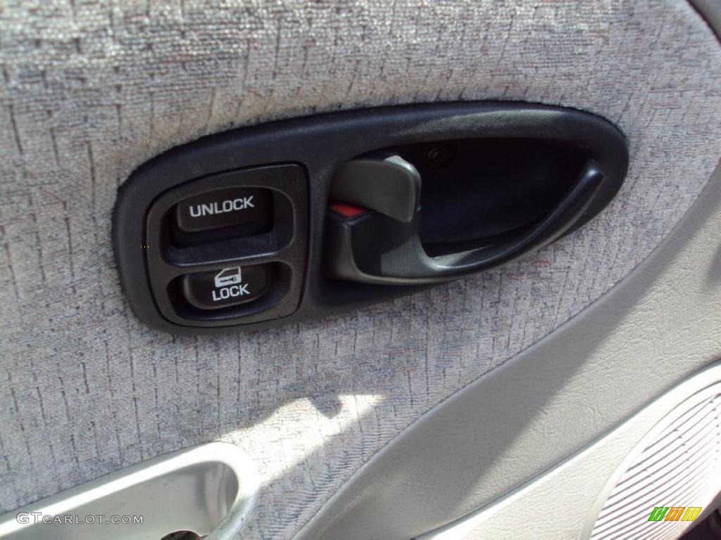 1998 S Series SW2 Wagon - White / Black/Gray photo #17