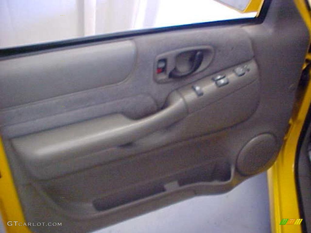 2002 S10 Extended Cab - Flame Yellow / Medium Gray photo #12