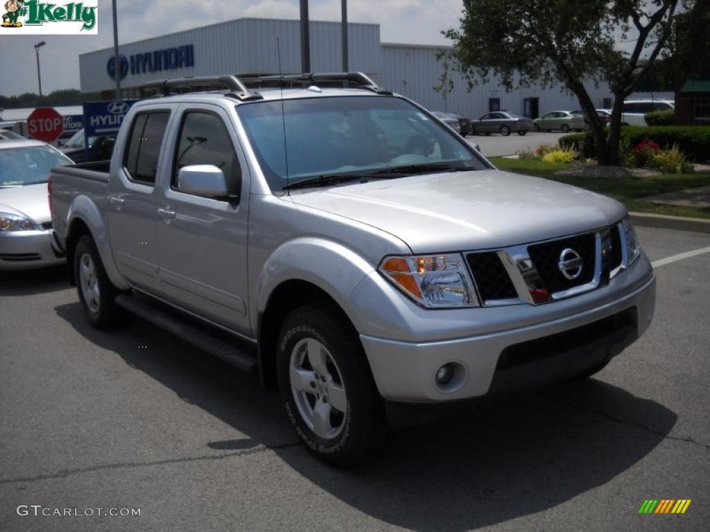 2008 Frontier LE Crew Cab 4x4 - Radiant Silver / Charcoal Black photo #1