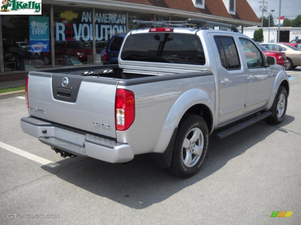 2008 Frontier LE Crew Cab 4x4 - Radiant Silver / Charcoal Black photo #3