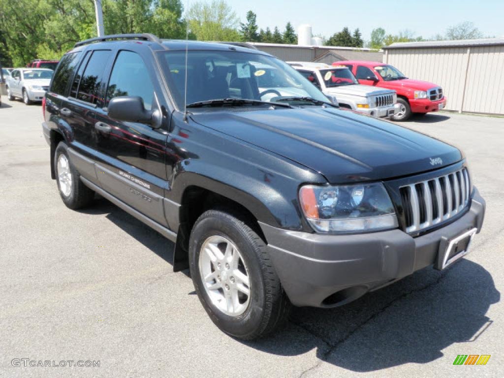 2004 Grand Cherokee Laredo 4x4 - Brillant Black Crystal Pearl / Dark Slate Gray photo #1