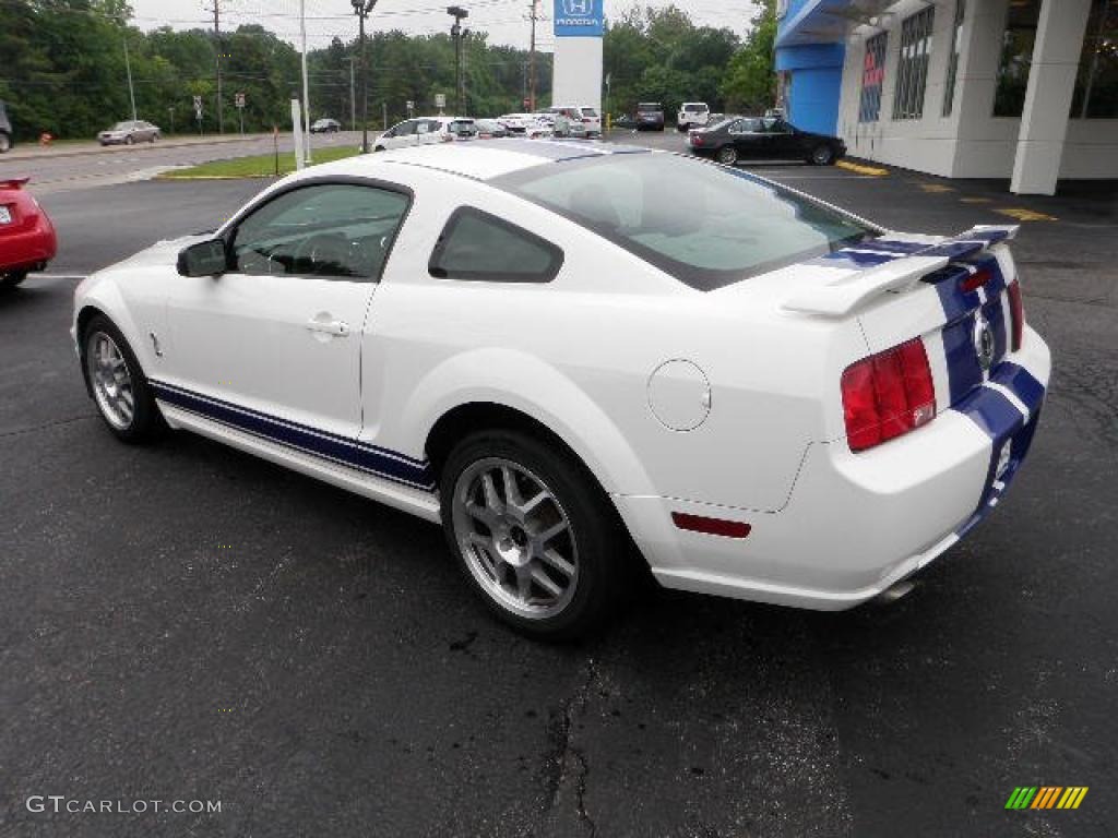 2006 Mustang GT Deluxe Coupe - Performance White / Light Graphite photo #2