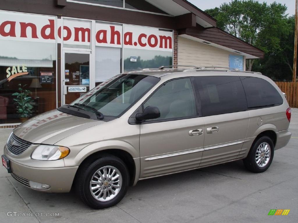 2002 Town & Country Limited - Light Almond Pearl Metallic / Taupe photo #2