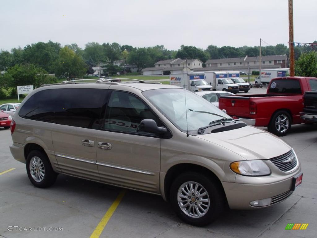 2002 Town & Country Limited - Light Almond Pearl Metallic / Taupe photo #3