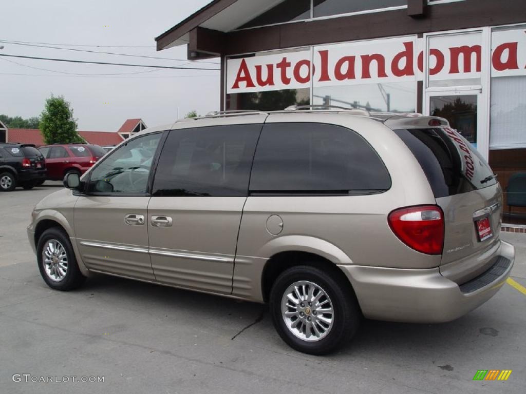 2002 Town & Country Limited - Light Almond Pearl Metallic / Taupe photo #4