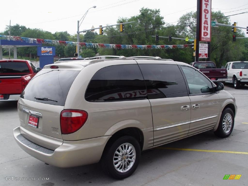2002 Town & Country Limited - Light Almond Pearl Metallic / Taupe photo #5