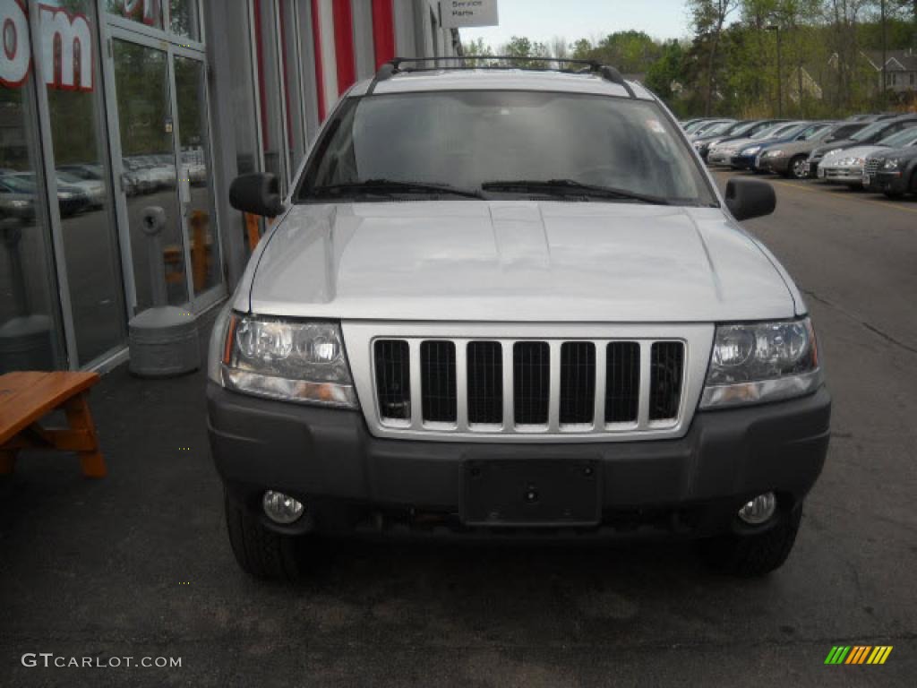 2004 Grand Cherokee Laredo 4x4 - Brillant Black Crystal Pearl / Dark Slate Gray photo #1