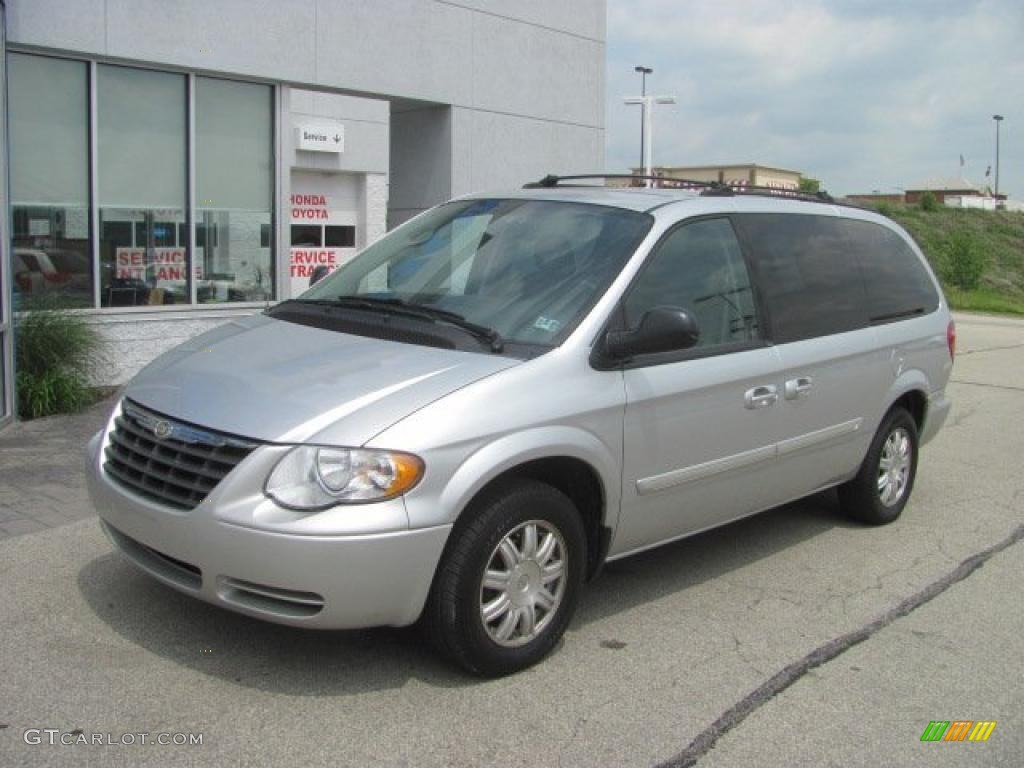 2005 Town & Country Touring - Bright Silver Metallic / Medium Slate Gray photo #2