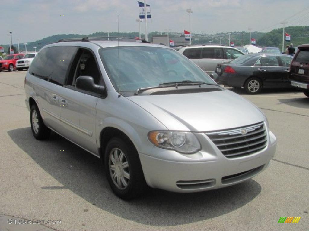 2005 Town & Country Touring - Bright Silver Metallic / Medium Slate Gray photo #9