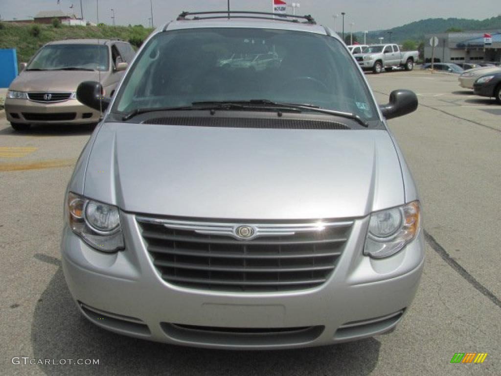 2005 Town & Country Touring - Bright Silver Metallic / Medium Slate Gray photo #10