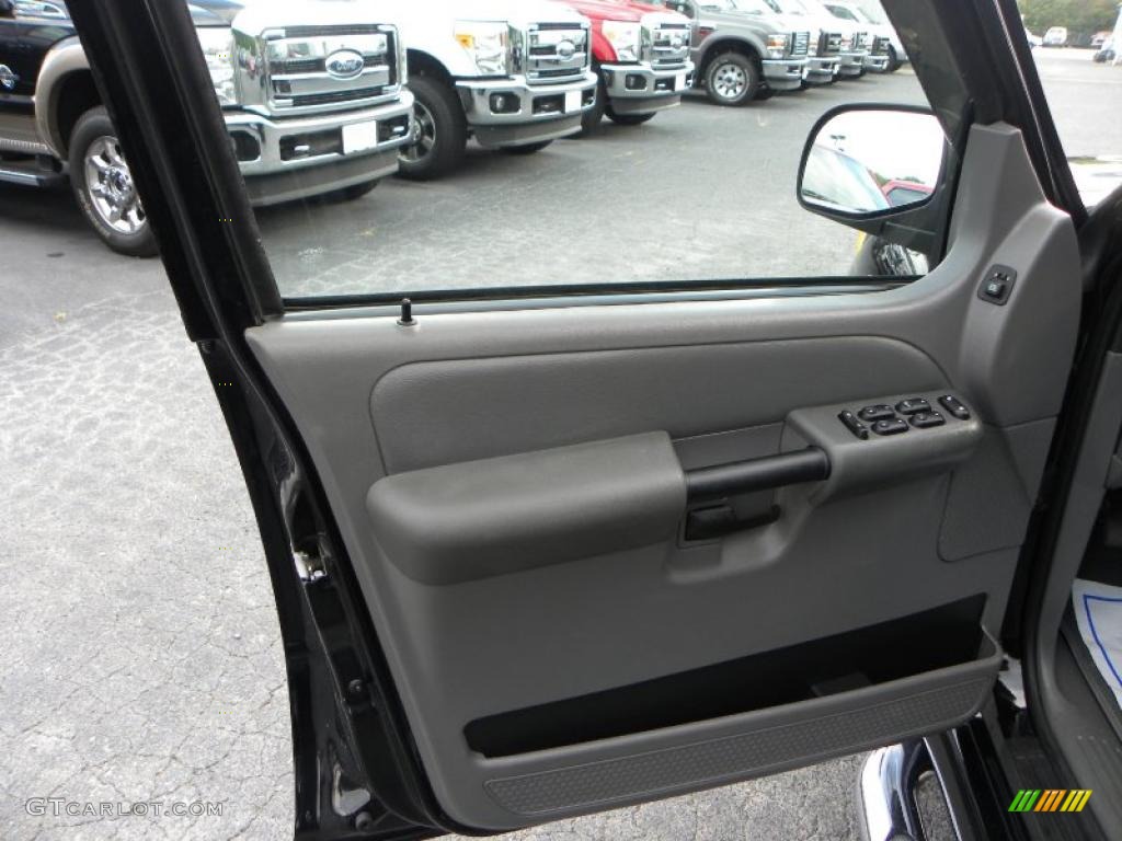 2005 Explorer Sport Trac Adrenalin - Black Clearcoat / Medium Dark Flint photo #17