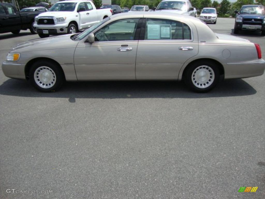 2001 Town Car Executive - Light Parchment Gold Metallic / Light Parchment photo #2