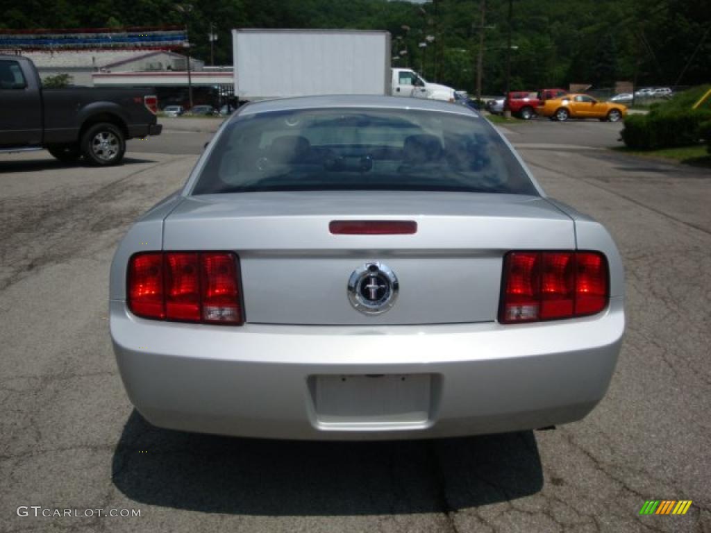 2005 Mustang V6 Deluxe Coupe - Satin Silver Metallic / Light Graphite photo #3